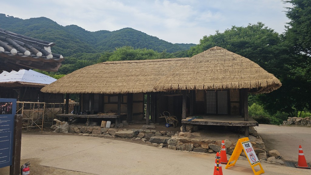 전통 초가집 지붕 잇기 시공